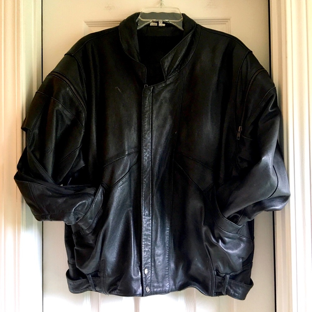 “80’s” VTG distressed black leather jacket! 🕶
